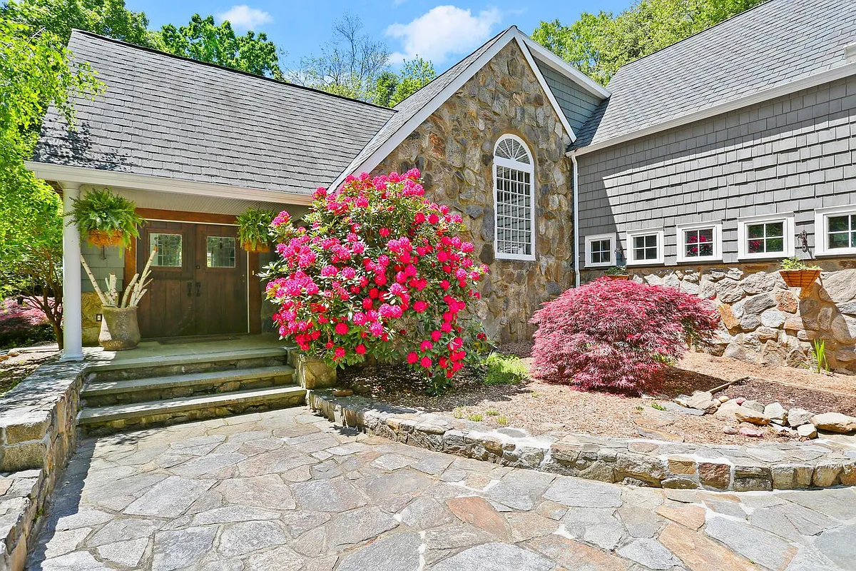 Building Photo - 3 Twin Oaks Ln