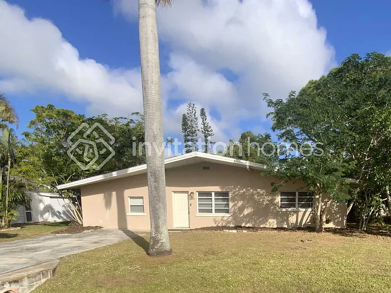 2449 Chandler Ave — Photo 1