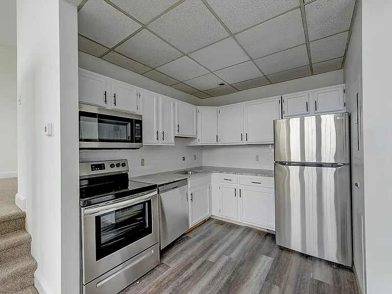 Franklin Manor Apartments — Photo 8