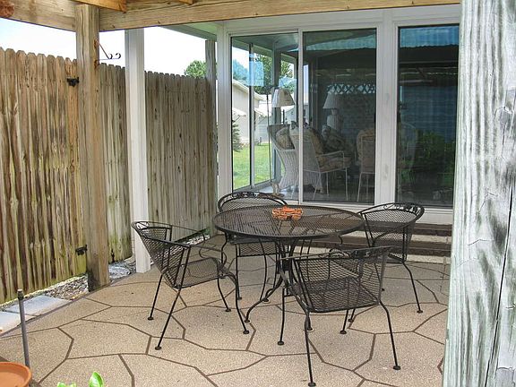 5th image of 398 York Cottage Dr