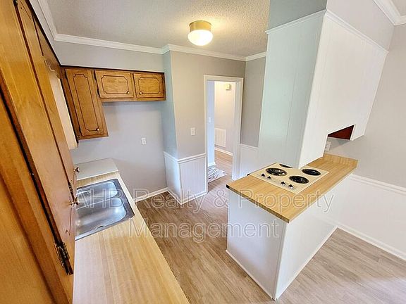 2nd image of 515 Burlington Ave