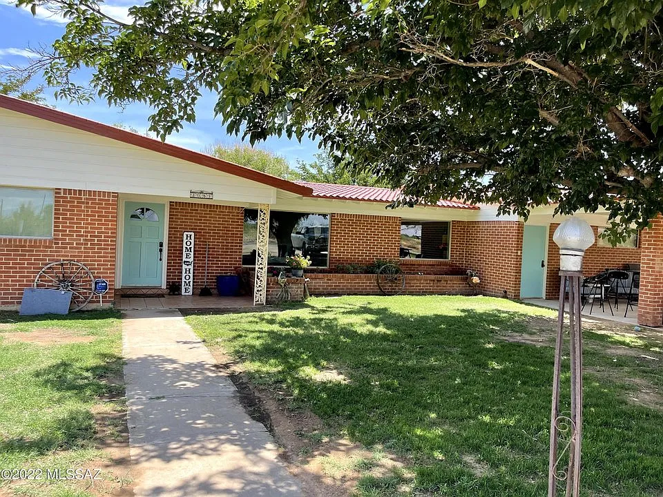 4 bed, 2836 sqft, $2,100 — Photo 1