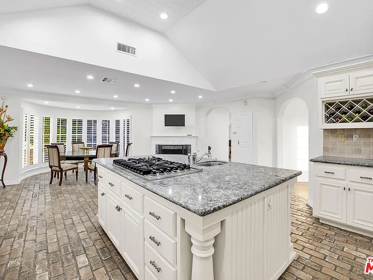915 Edie Dr — Photo 16