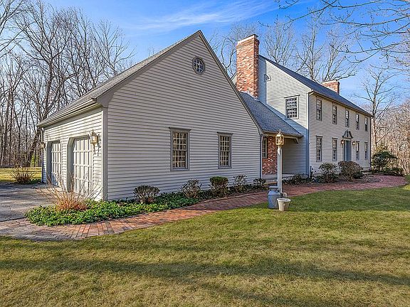 3rd image of 26 Lincoln Dr