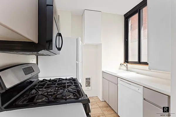 Sold by R New York | media 19