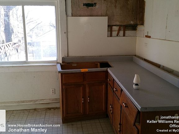 4th image of 9106 Delphine Ave