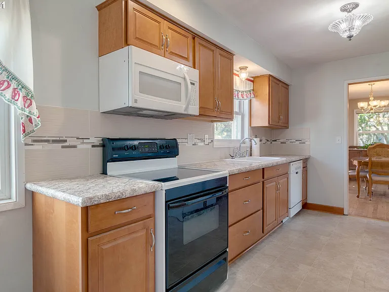 1335 Windsor Dr — Photo 10