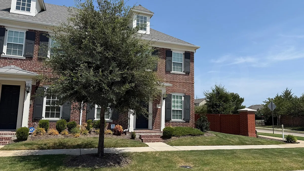 3 bed, 3.0 bath, 2256 sqft, $3,399 — Photo 3
