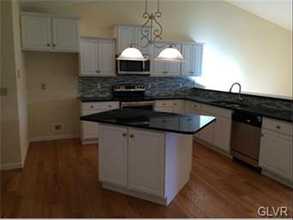4th image of 3213 Eisenhower Dr