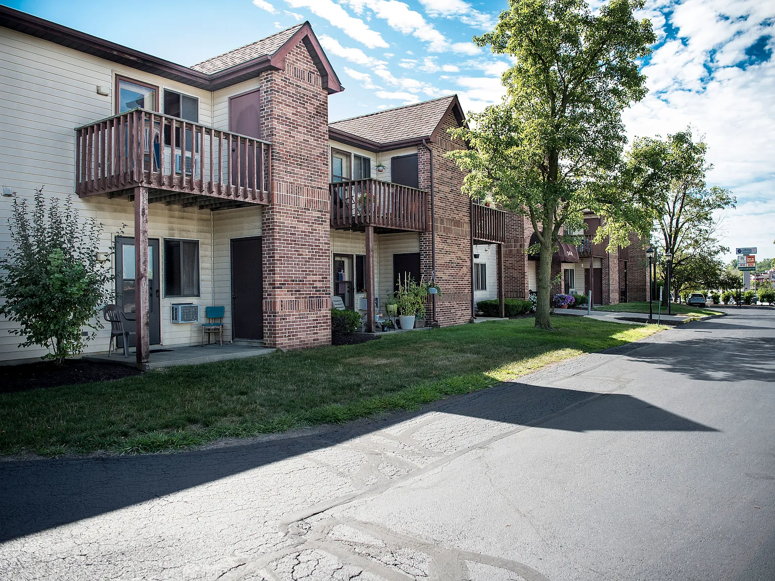 Brentwood Park Apartments — Photo 2