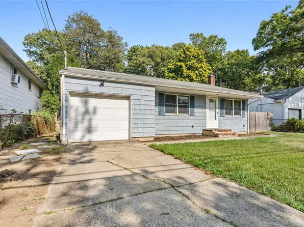 15 Homesite Court, Huntington, NY 11743