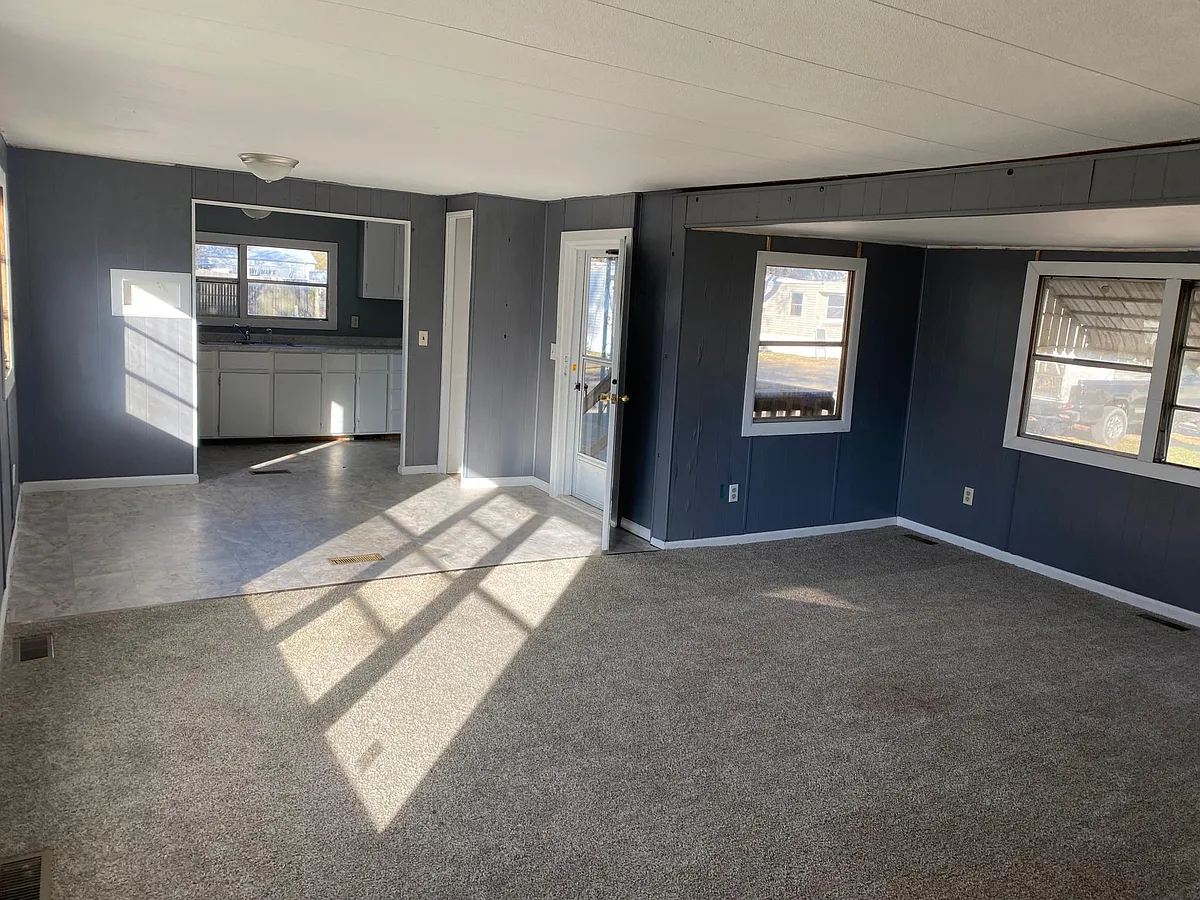 Building Photo - 3625 S Douglas Ave #33