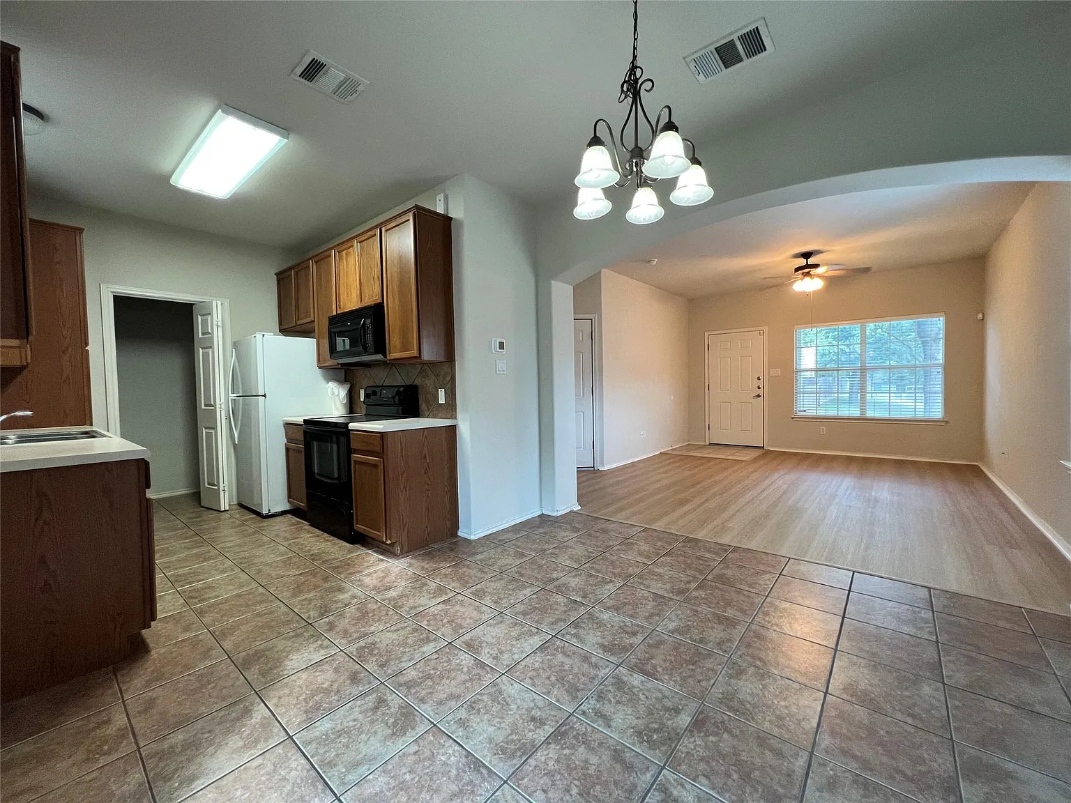 2 bed, 2.5 bath, 1335 sqft, $1,849 — Photo 4