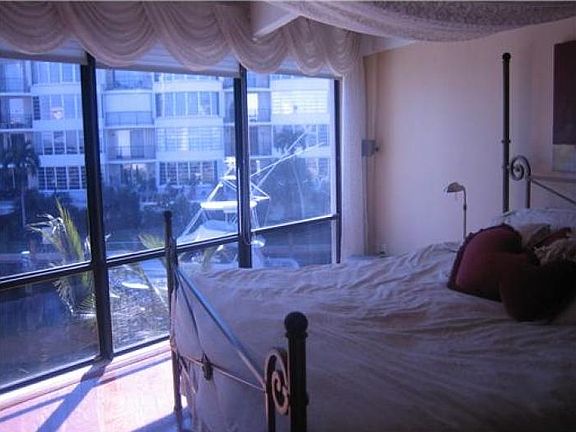 4th image of 3036 NE 49th St #1