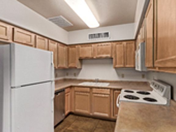 5th image of 630 E Harvill Dr #38dfe9731