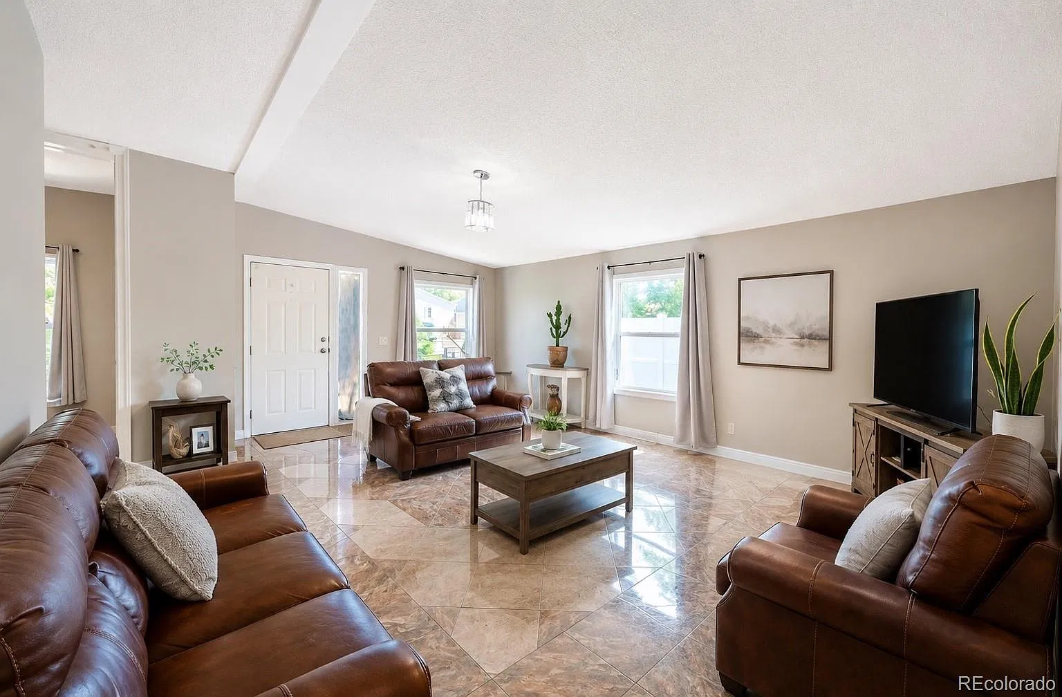 3 bed, 2.0 bath, 1323 sqft, $2,500 — Photo 3