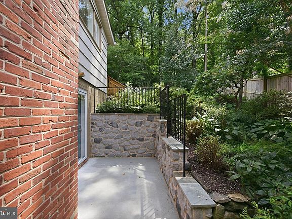 4th image of 3918 Wexford Dr