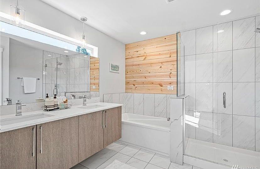 Master bath with dual vanity
