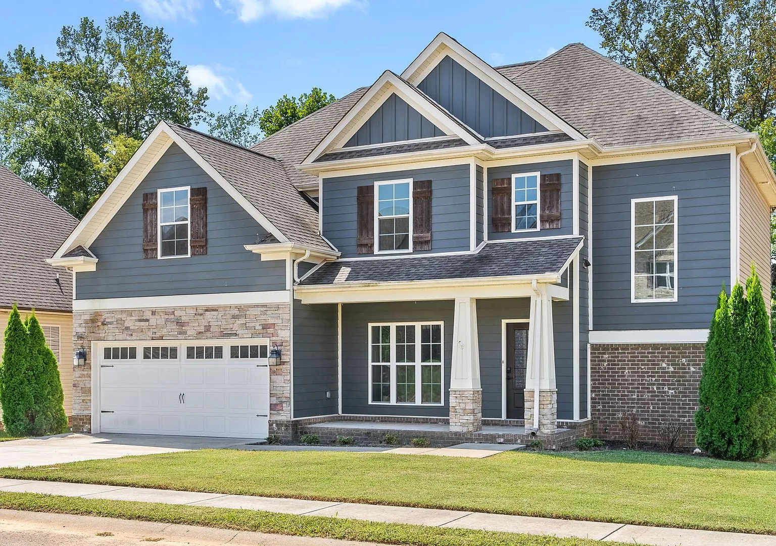Four Bedroom with Bonus in Rossview! — Photo 2
