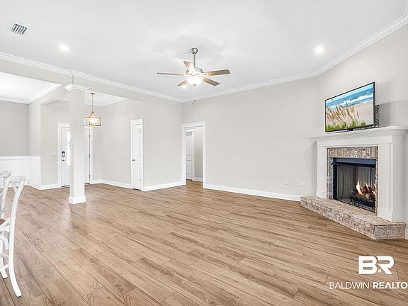 4th image of 435 Shepard St