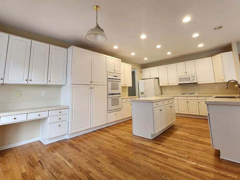 22359 E Lake Ln — Photo 6