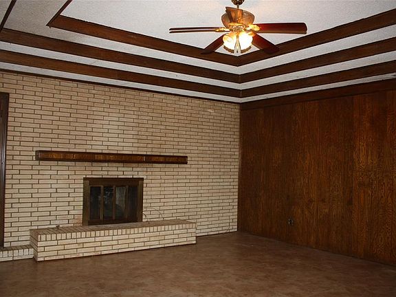 4th image of 1104 Greenbriar Dr