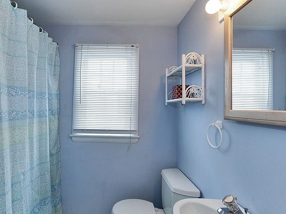3rd image of 1002 N Beach Ave