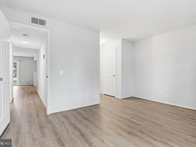 119 Fort Evans Rd SE #B — Photo 16