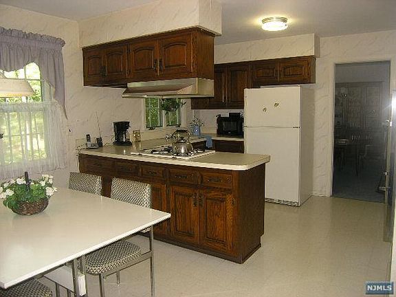 5th image of 99 Brookview Dr