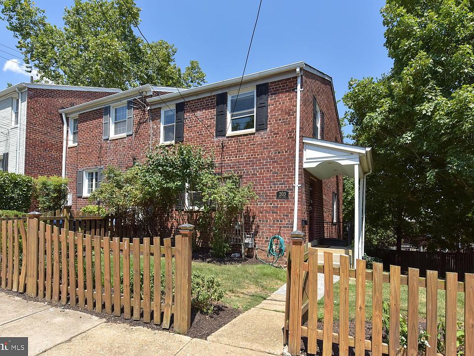 1st image of 203 Aspen St