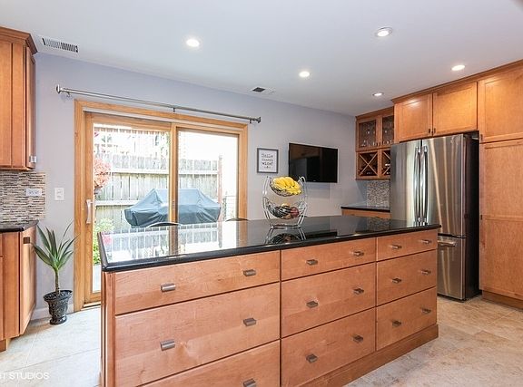 3rd image of 780 Woodside Dr