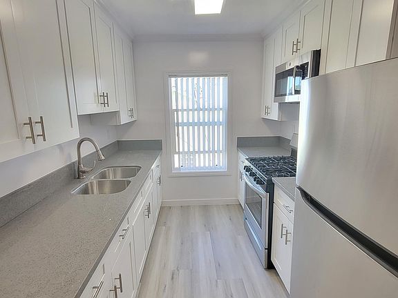 4th image of 1054 W 110th St #6