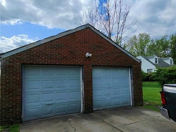 3rd image of 2156 McGuffey Rd