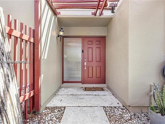 3rd image of 1281 W Fairway Rd #Townhouse 1281