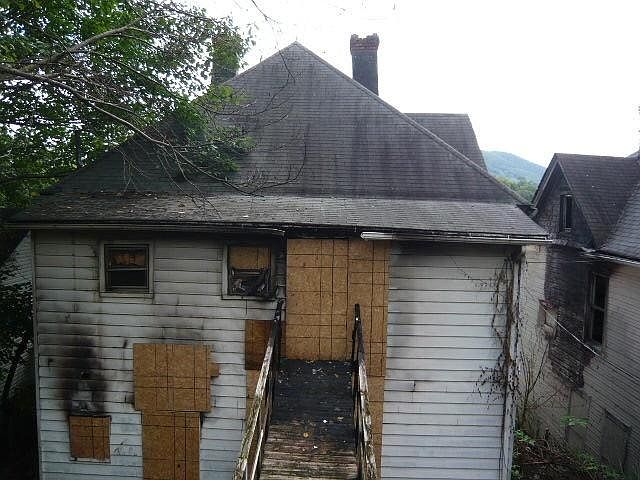 2nd image of 420 Tazewell Ave SE