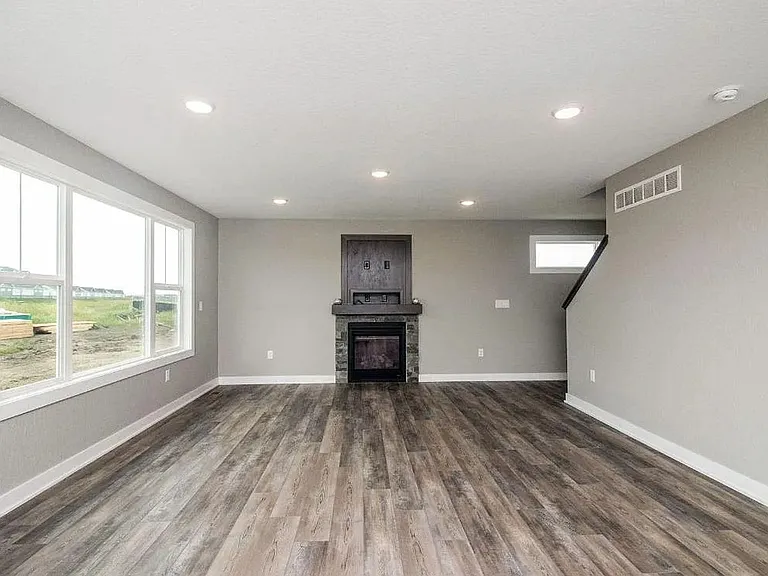 1817 NE Heritage Dr — Photo 2