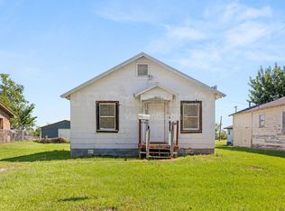 807 W Sabine St, Groesbeck, TX 76642