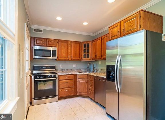 5th image of 1300 S Barton St Unit 340