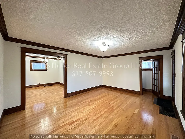 1027 Climax St — Photo 2