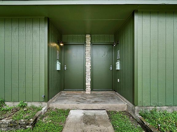 3rd image of 903 Aurora Cir #B