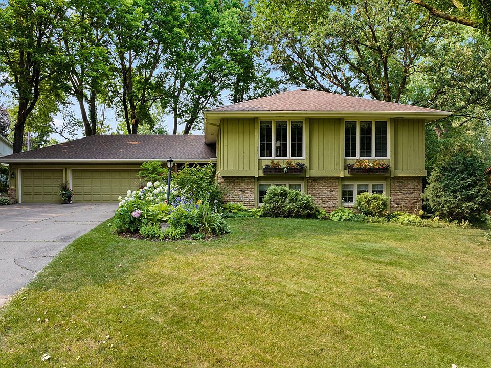 1st image of 300 Hillcrest Ln