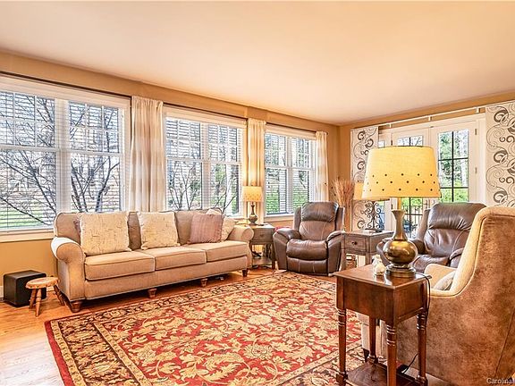 5th image of 410 Gleneagles Rd W