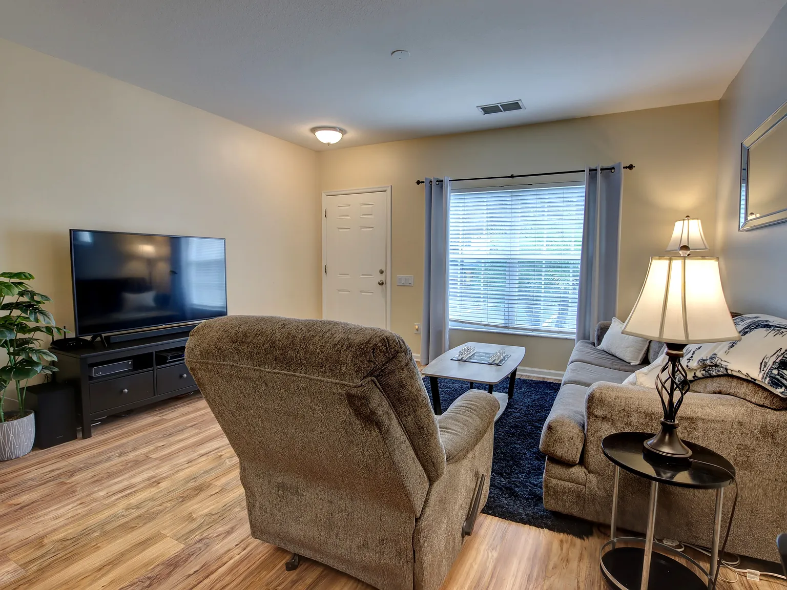 874 Vineland Pl — Photo 3