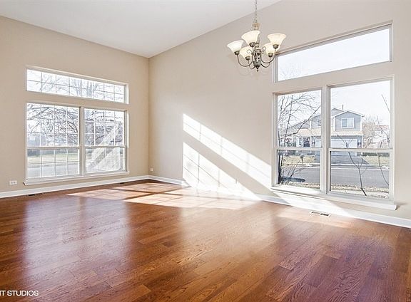 5th image of 4851 Bordeaux Dr