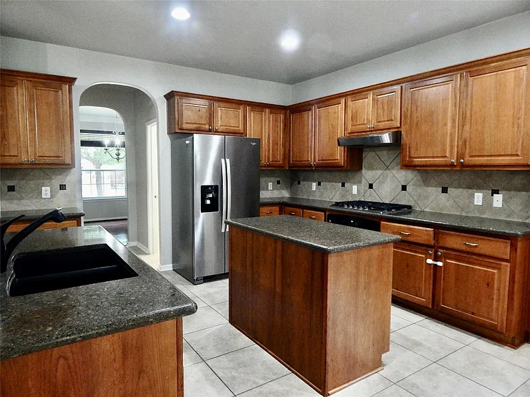 1110 Willowbrook Dr — Photo 2