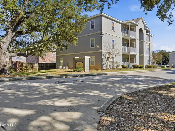 310 Holcomb Blvd #305, Ocean Springs, MS 39564