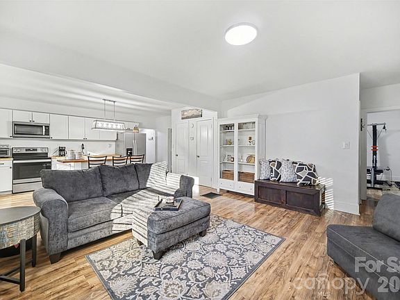 3rd image of 918 8th St