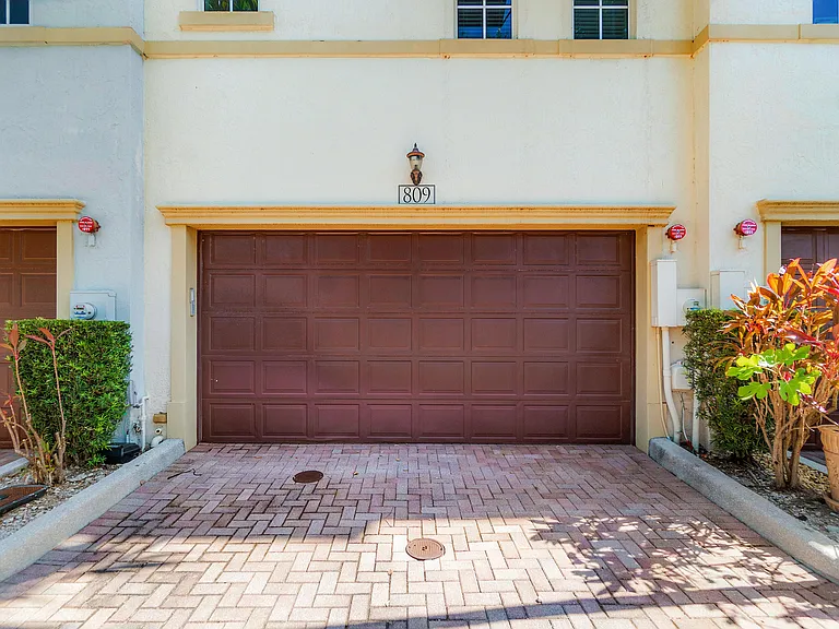 809 Estancia Way — Photo 28