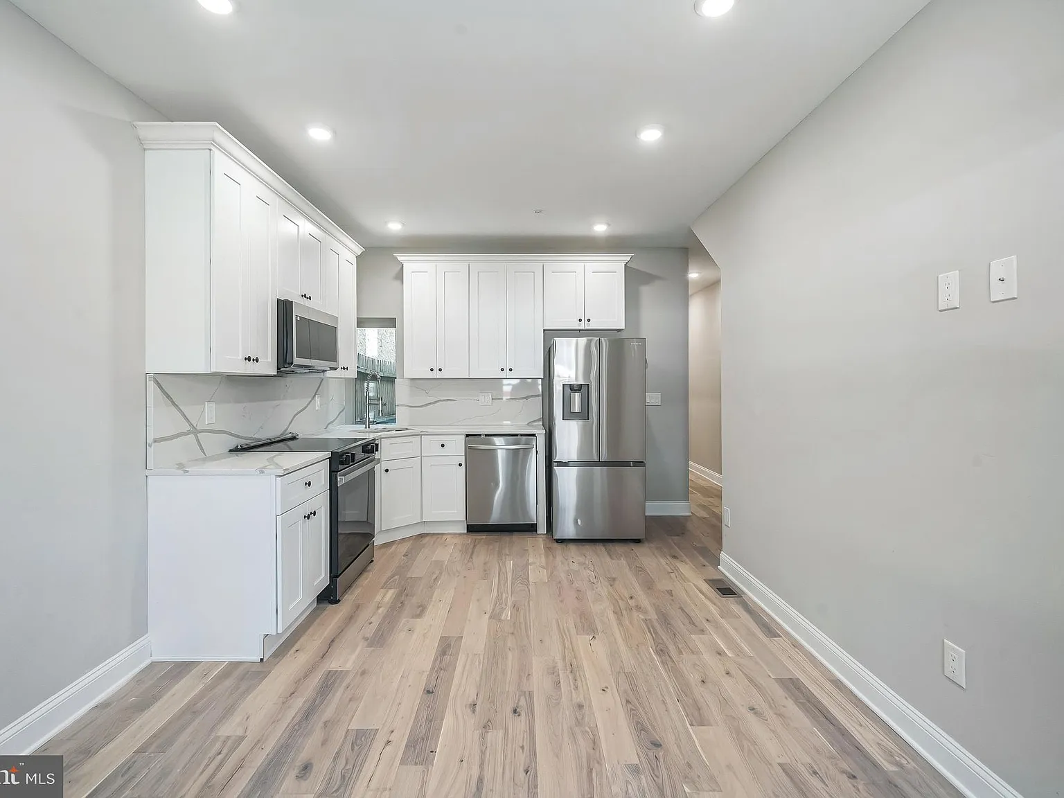 3 bed, 4000 sqft, $2,500 — Photo 3