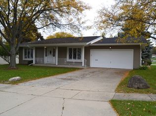 910 Hampton Ct, McHenry, IL 60050